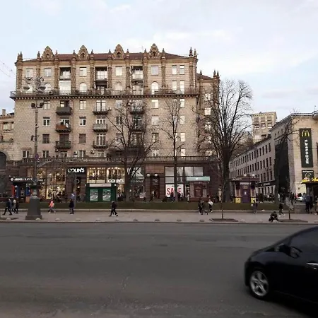 View On The Main Street Khreshchatyk 17 *