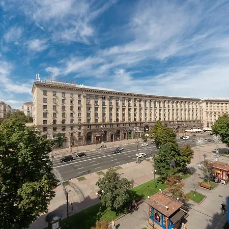 View On The Main Street Khreshchatyk 17 Apartment *